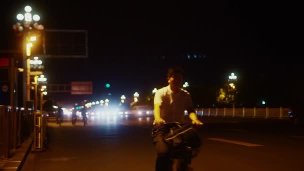 PEKING, ČÍNA - 16. června 2017: Letní Peking. Na noční jízdu na čínských cyklistech a autech. — Stock video