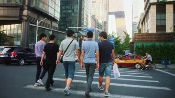 BEIJING, CHINA - CZERWIEC 16, 2017: Tłum Chińczyków przecina przejście na zielonym świetle sygnalizacji świetlnej — Wideo stockowe