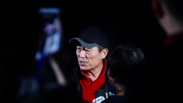 PECHINO, CINA - 16 GIUGNO 2017: Corrispondenti e giornalisti hanno intervistato il famoso regista teatrale cinese . — Video Stock