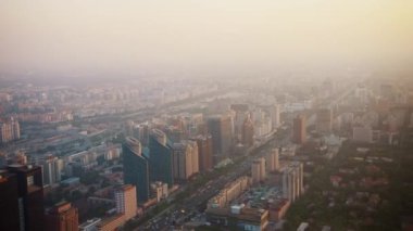 BEIJING, ÇİN - 16 Haziran 2017: Pekin 'de sisli bir yaz akşamında bir gökdelenin penceresinden görüntü
