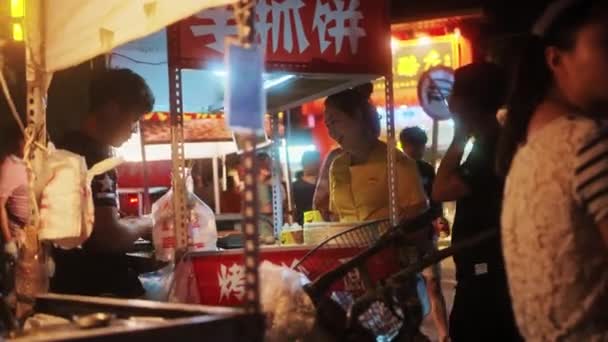 BEIJING, CHINA - JUNI 16, 2017: Chinese kokkin bereidt 's nachts Aziatisch eten op straat. Zomer Peking. — Stockvideo