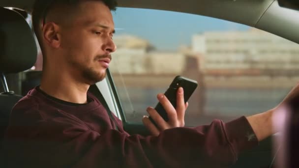 Homem Atraente Com Corte Cabelo Curto Dirige Carro Com Uma — Vídeo de Stock