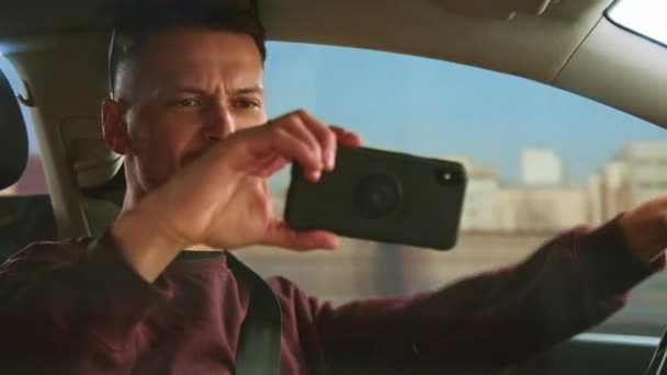 Çekici Bir Adam Araba Sürüyor Akıllı Telefondan Video Blogu Çekiyor — Stok video