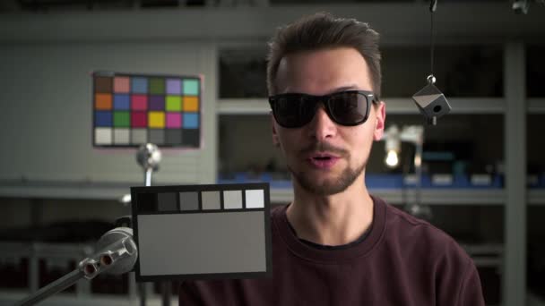 Відео Збалансоване Colorchecker Людина Тестує Професійну Кінокамеру Coloric Checker Gray — стокове відео