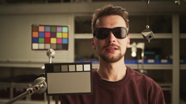 Stopniowane Wyważone Przez Colorchecker Testuje Profesjonalną Kamerę Filmową Colorchecker Skala — Wideo stockowe