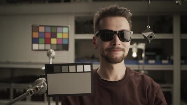 Vídeo Raw Sin Clasificar Hombre Probando Cámara Cine Profesional Colorchecker — Vídeo de stock