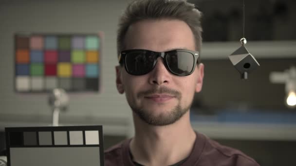 Ham Video Derecelendirilmemiş Profesyonel Film Kamerasını Test Eden Adam Renkli — Stok video