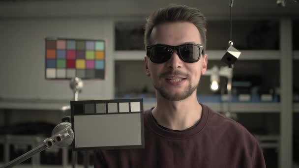 Видео Colorchecker Человек Тестирует Профессиональную Кинокамеру Colorchecker Gray Scale Classic — стоковое видео