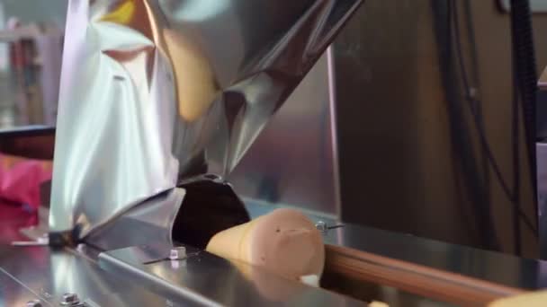 アイスクリーム工場 ウエハーカップはプラスチック製のラップに詰められています — ストック動画