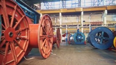 Kablo fabrikası. Metal, optik, bakır ve elektrik kabloları için boş bobinler odada. Ürünler enerji, ulaşım, inşaat, mühendislik, nükleer, savunma, petrol ve gaz sanayilerinde kullanılmaktadır..