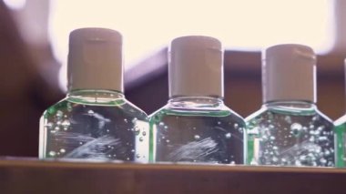 Dezenfektan jeli için plastik şişeler, kişisel koruyucu ekipman üretimi için fabrikadaki taşıyıcı bant boyunca ilerliyor..