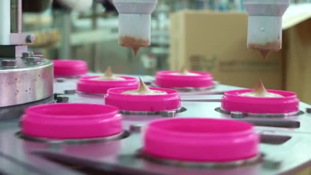 Glassfabrik Rosa Plastburkar Fyllda Med Chokladglass — Stockvideo