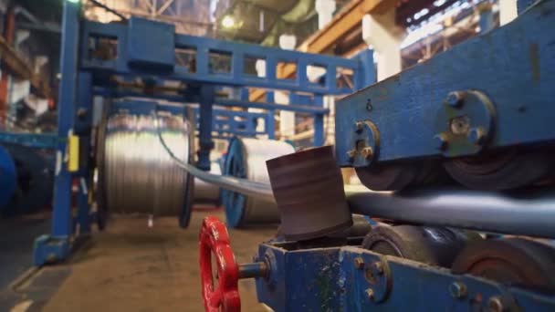 Kablo Fabrikası Metal Optik Bakır Güç Kabloları Büyük Bobinlere Sarılmış — Stok video