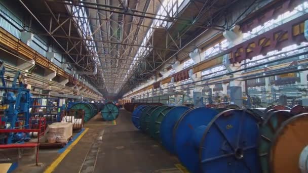 Εργοστάσιο Καλωδίων Μέταλλο Οπτικό Χαλκό Καλώδια Είναι Τυλιγμένα Τεράστια Πηνία — Αρχείο Βίντεο