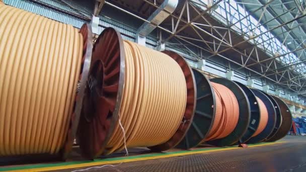 电缆厂金属 电线都绕在巨大的线圈上 产品主要用于能源 天然气等行业 — 图库视频影像