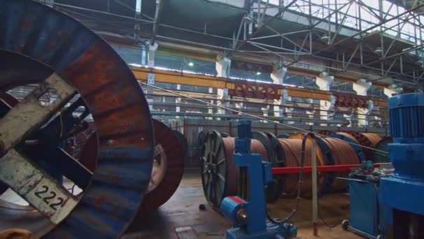 Ένα Τεράστιο Μπομπίνα Ξετυλίγει Ένα Καλώδιο Ένα Εργοστάσιο Καλωδίων Προϊόντα — Αρχείο Βίντεο