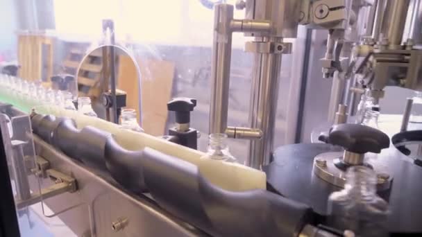为了生产个人防护设备 工厂的输送带上装有清洁剂的空塑料瓶正在移动 — 图库视频影像
