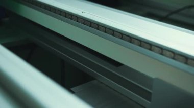 Robot çip imalatı. Mikroçiplerin otomatik elektronik lehimlenmesi. Yakın plan..