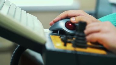 Fare şeklinde büyük bir kaydırma tekerleği olan bir joystick ile bilgisayarı kontrol etmek.