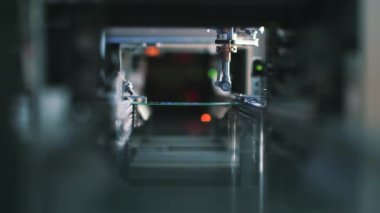 Robot çip imalatı. Mikroçiplerin otomatik elektronik lehimlenmesi. Yakın plan..