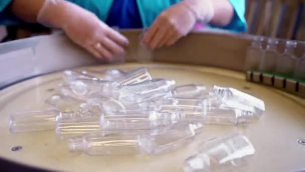 Trabajador Una Fábrica Desinfectantes Clasifica Botellas Plástico Vacías Una Cinta — Vídeo de stock