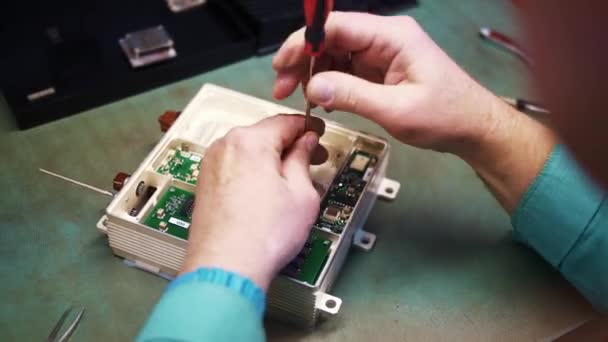 Ένας Άντρας Τεχνικός Εργαστηρίου Χρησιμοποιεί Ένα Κατσαβίδι Για Επισκευάσει Μικροτσίπ — Αρχείο Βίντεο