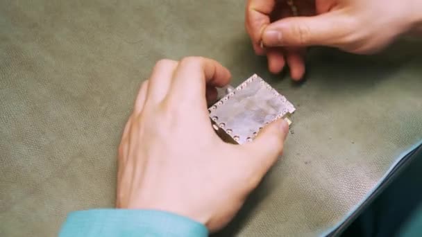 Asistent Laboratoře Šoustá Prsty Šroubovák Přístroje — Stock video