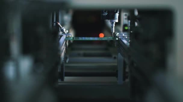 Výroba Robotických Čipů Automatické Elektronické Pájení Mikročipů Detailní Záběr — Stock video