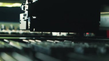 Robot çip imalatı. Mikroçiplerin otomatik elektronik lehimlenmesi. Yakın plan..