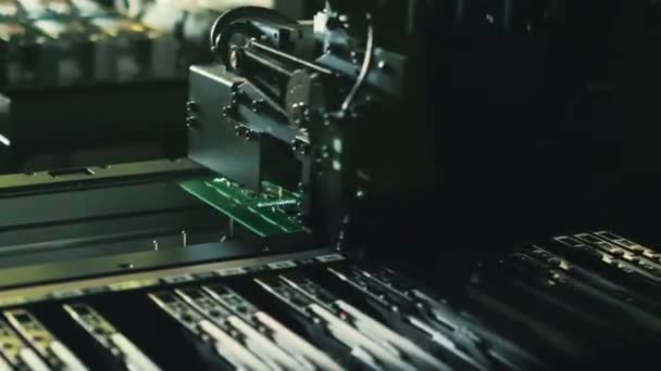 Tillverkning Robotchip Automatisk Elektronisk Lödning Mikrochips Närbild — Stockvideo