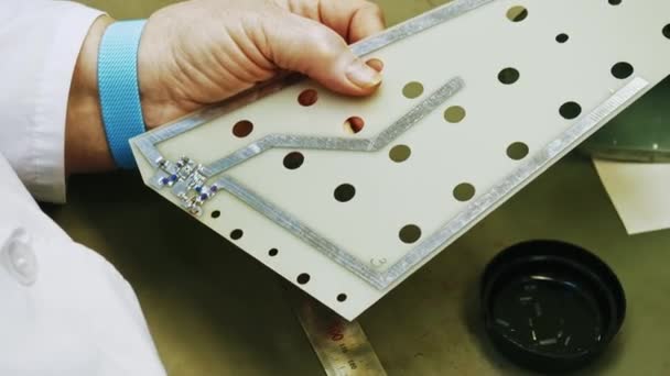 Seorang Teknisi Lab Perempuan Menggunakan Solder Besi Untuk Memperbaiki Mikrosirkuit — Stok Video