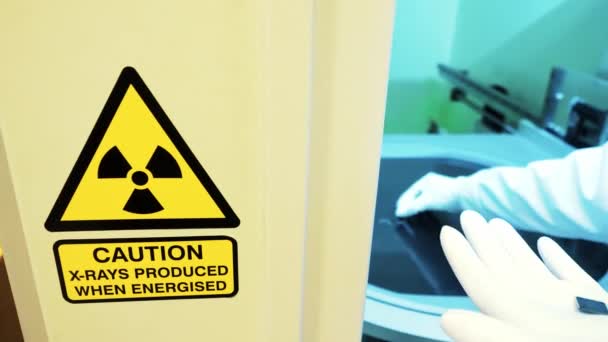 Laboratorieassistenten Placerar Chipet Röntgenskanner För Att Upptäcka Defekter Röntgenteknik Och — Stockvideo