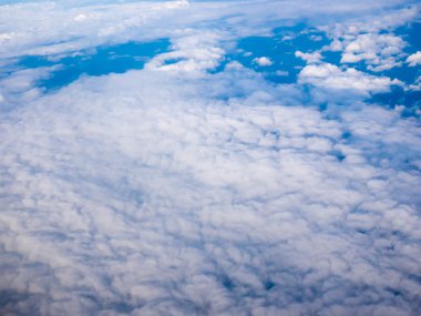 Güzel bulutlu gökyüzü arka plan kavramı ile ilgili fikir. Uçak penceresinden görüntülemek