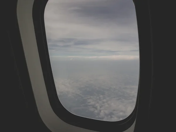 Filtro efecto vintage de ventana plana. Vista desde la ventana del avión — Foto de Stock