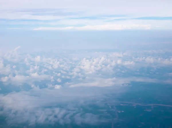 Belo céu nublado conceito de fundo abstrato ideia relacionada. Vista da janela do avião — Fotografia de Stock