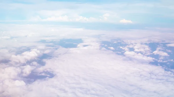 Belo céu nublado conceito de fundo abstrato ideia relacionada. Vista da janela do avião — Fotografia de Stock