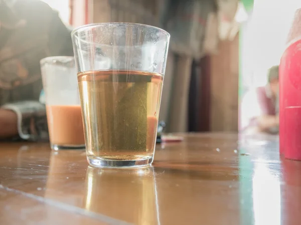 Hete thee cup op houten tafel in Aziatische café — Stockfoto