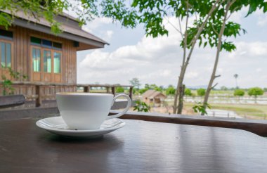 Beyaz fincan kahve, latte ahşap masa üzerinde kapatın