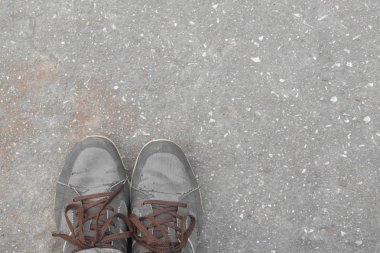 Metin veya simge yeri olan eski kahverengi ayakkabı ile ayak kavramı