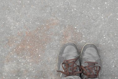 Metin veya simge yeri olan eski kahverengi ayakkabı ile ayak kavramı