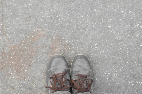 Conceito de pés com sapatos castanhos velhos com espaço para texto ou símbolo — Fotografia de Stock