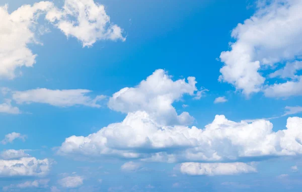 Céu azul bonito e nuvem branca representam o conceito de céu e nuvem ideia relacionada . — Fotografia de Stock