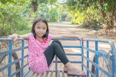 Mutlu sevimli Asya çocukları kapatın. Mutlu neşeli gülümseyen çocuklar dut gruptaki portresi.