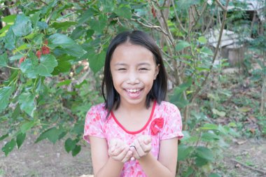 Mutlu sevimli Asya çocukları kapatın. Mutlu neşeli gülümseyen çocuklar dut gruptaki portresi