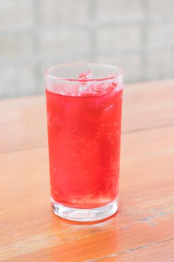 Cam ahşap arka plan üzerinde kırmızı soda