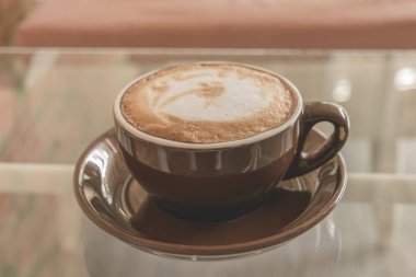 Bir fincan kahve latte kahve dükkanı, Vintage filtre efekti tablo.