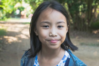 Mutlu sevimli Asya çocukları kapatın. Güneş ışığı ile mutlu neşeli gülümseyen çocuklar portresi.