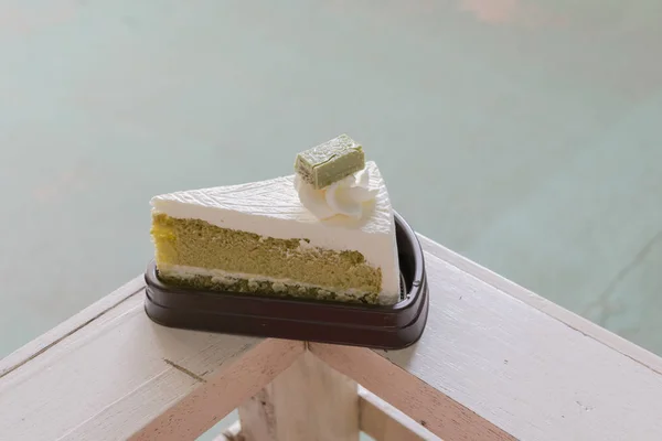 Matcha Cake est placé sur une clôture en bois . — Photo