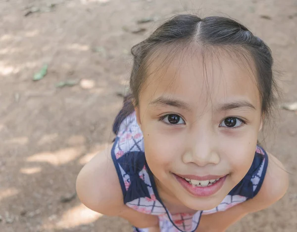 幸せな愛らしいアジア子供を閉じます。太陽の光と幸せなうれしそうな笑顔の子供の肖像画. — ストック写真