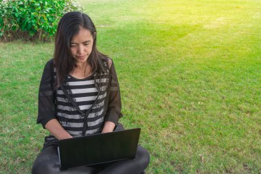 Proje analizi planları genel tasarım laptop ile çalışan güzel Asyalı kadın. Akıllı çalışma işlemi kavramı.